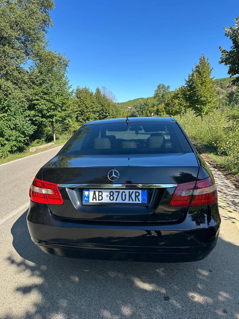 Noleggia un'auto a Sarandë