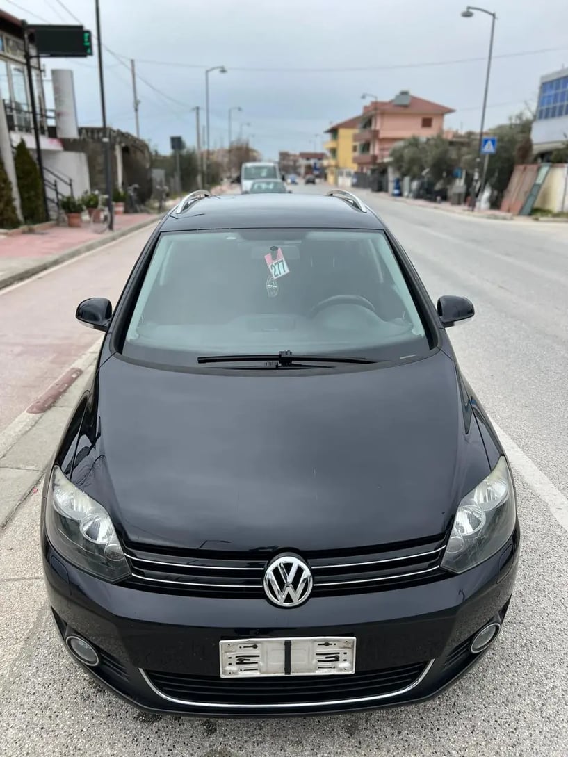 Noleggia un'auto a Tirana